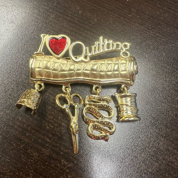 I Love Quilting” 2.25” Wide Dangling Tools Fun Brooch Pin