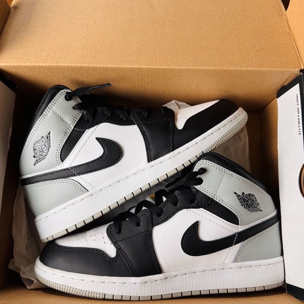 Jordan Air Jordan 1 Mid Grade School Size 7Y White Black DQ8423-101