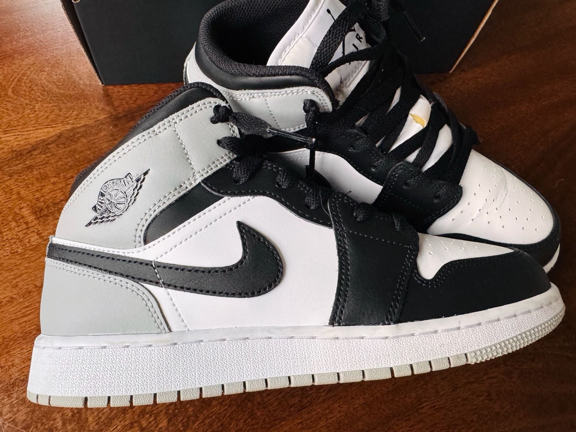 Jordan Air Jordan 1 Mid Grade School Size 7Y White Black DQ8423-101 8