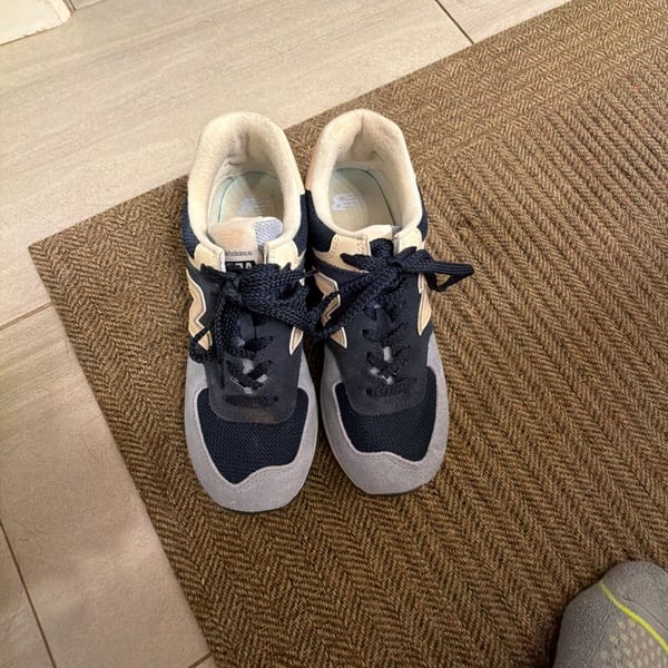 New Balance 574 Size 7 Navy Blue Cream Retro Running Shoes