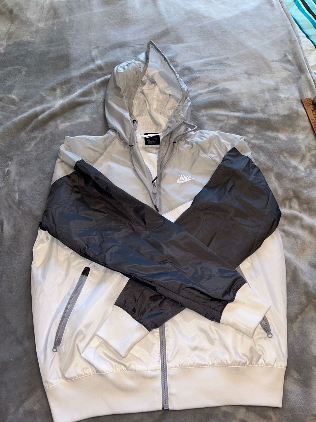 Mens Nike Windbreaker Jacket Size small White Black Hooded Windbreaker 2