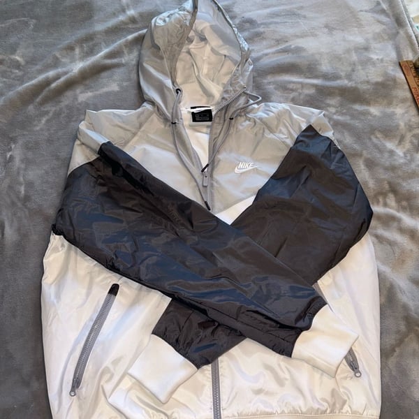 Mens Nike Windbreaker Jacket Size small White Black Hooded Windbreaker