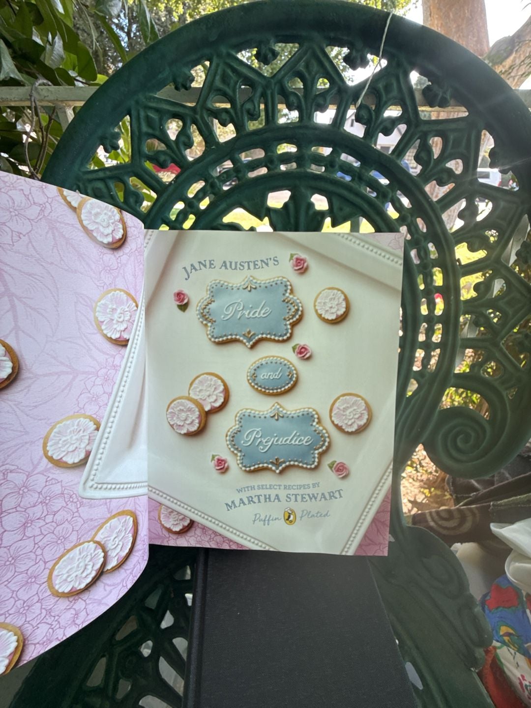 Jane Austen's Pride and Prejudice: A Book-to-Table Classic (Puffin Plated) 2