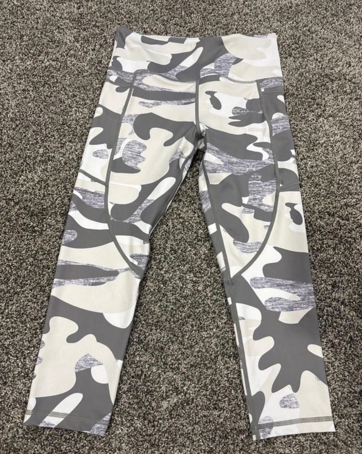 Zyia Active Camo Light n Tight Capri Size 6-8 Gray White Pocket Leggings 2