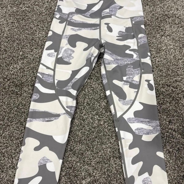 Zyia Active Camo Light n Tight Capri Size 6-8 Gray White Pocket Leggings