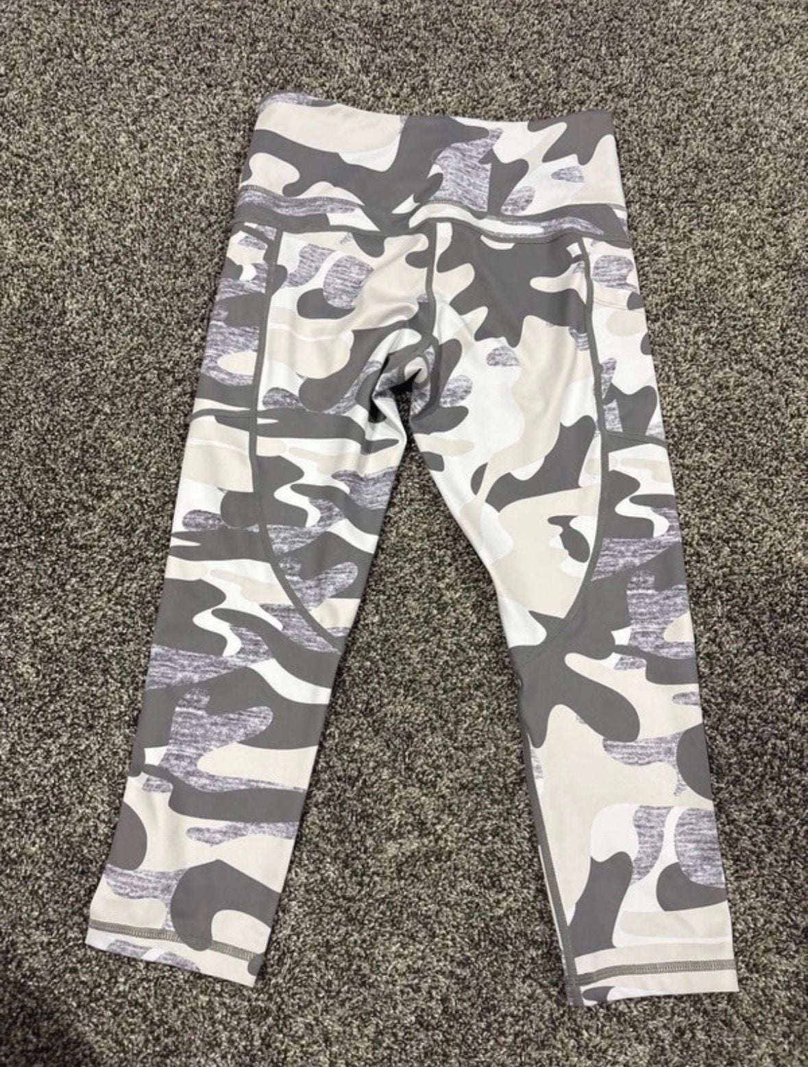 Zyia Active Camo Light n Tight Capri Size 6-8 Gray White Pocket Leggings 3