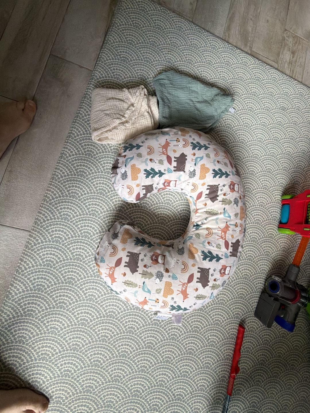 Boppy Nursing Pillow Modern Woodland plus 2 covers 1