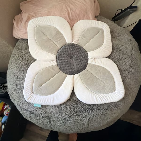 Blooming Bath Lotus Baby Bath Mat Gray White Flower Cushion