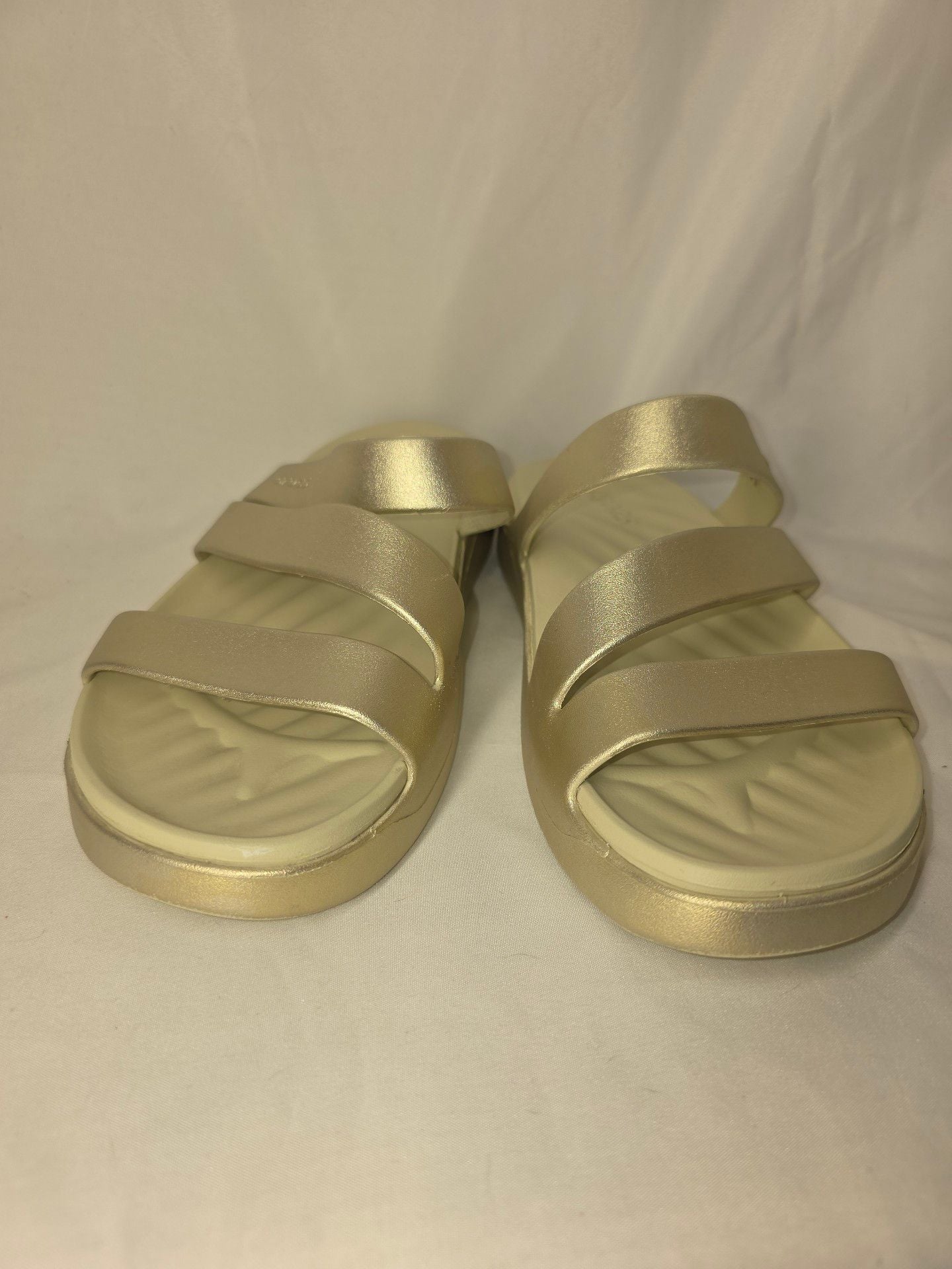 Crocs Getaway Strappy Metallic Sandal 9