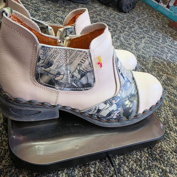 Tma Eyes Ankle Boots Size 9.5 Newspaper Print