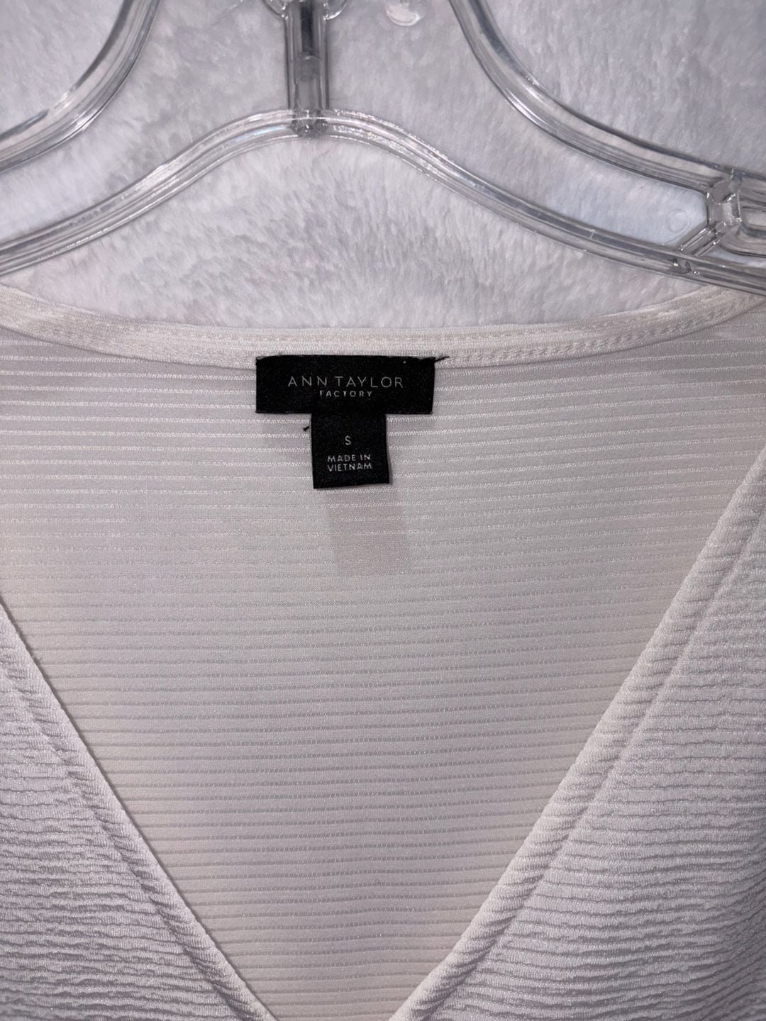 Ann Taylor Factory V-Neck Top Size S White Ribbed Sleeveless Blouse 3