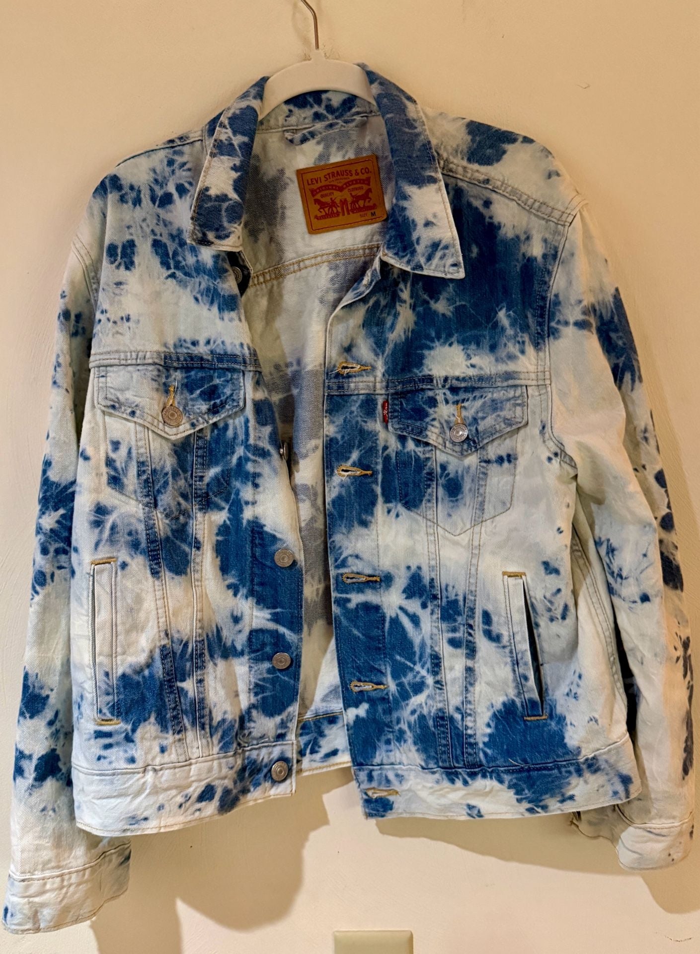 Levi’s WaterLess Denim Trucker Jacket Women M Blue White Bleach Tie Dye 29944-0137 2