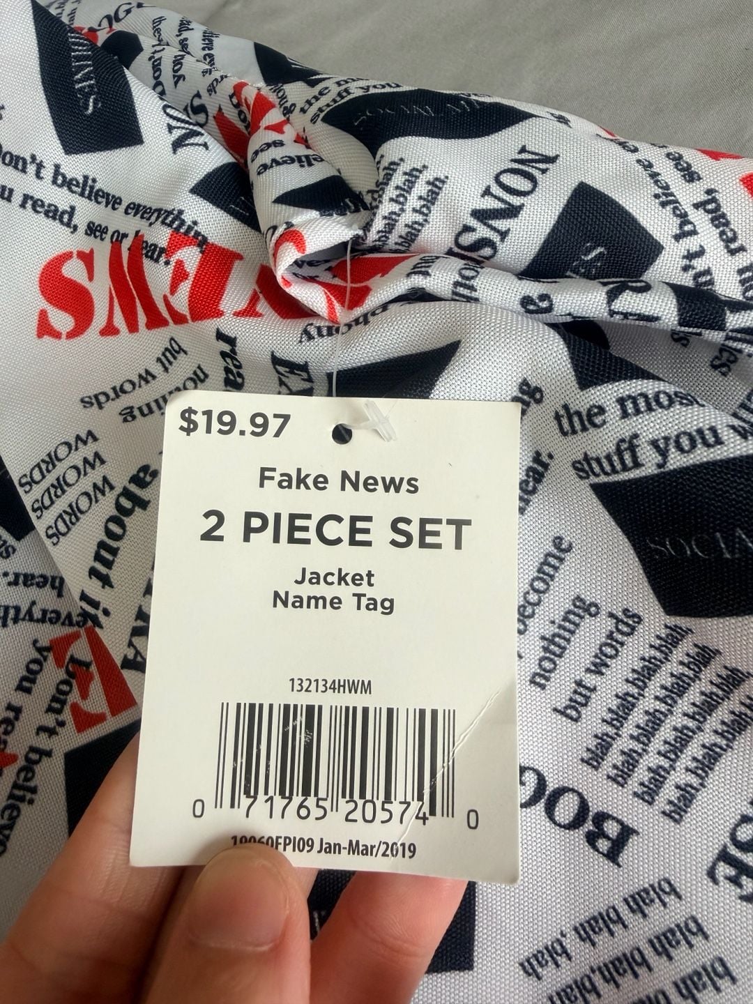 Fun World Fake News Jacket Size Large 36-38 Newspaper Print Press Badge 4