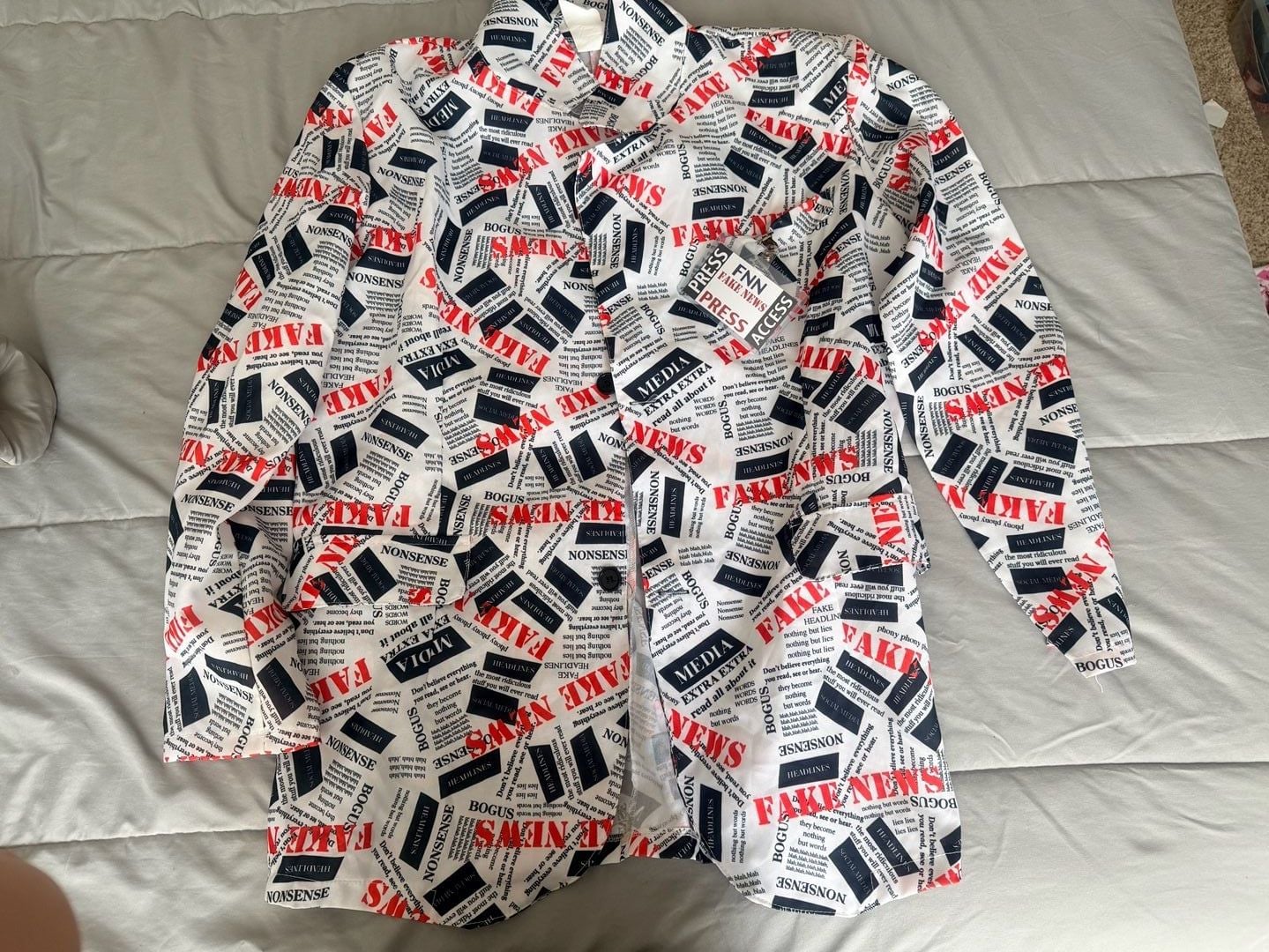 Fun World Fake News Jacket Size Large 36-38 Newspaper Print Press Badge 1