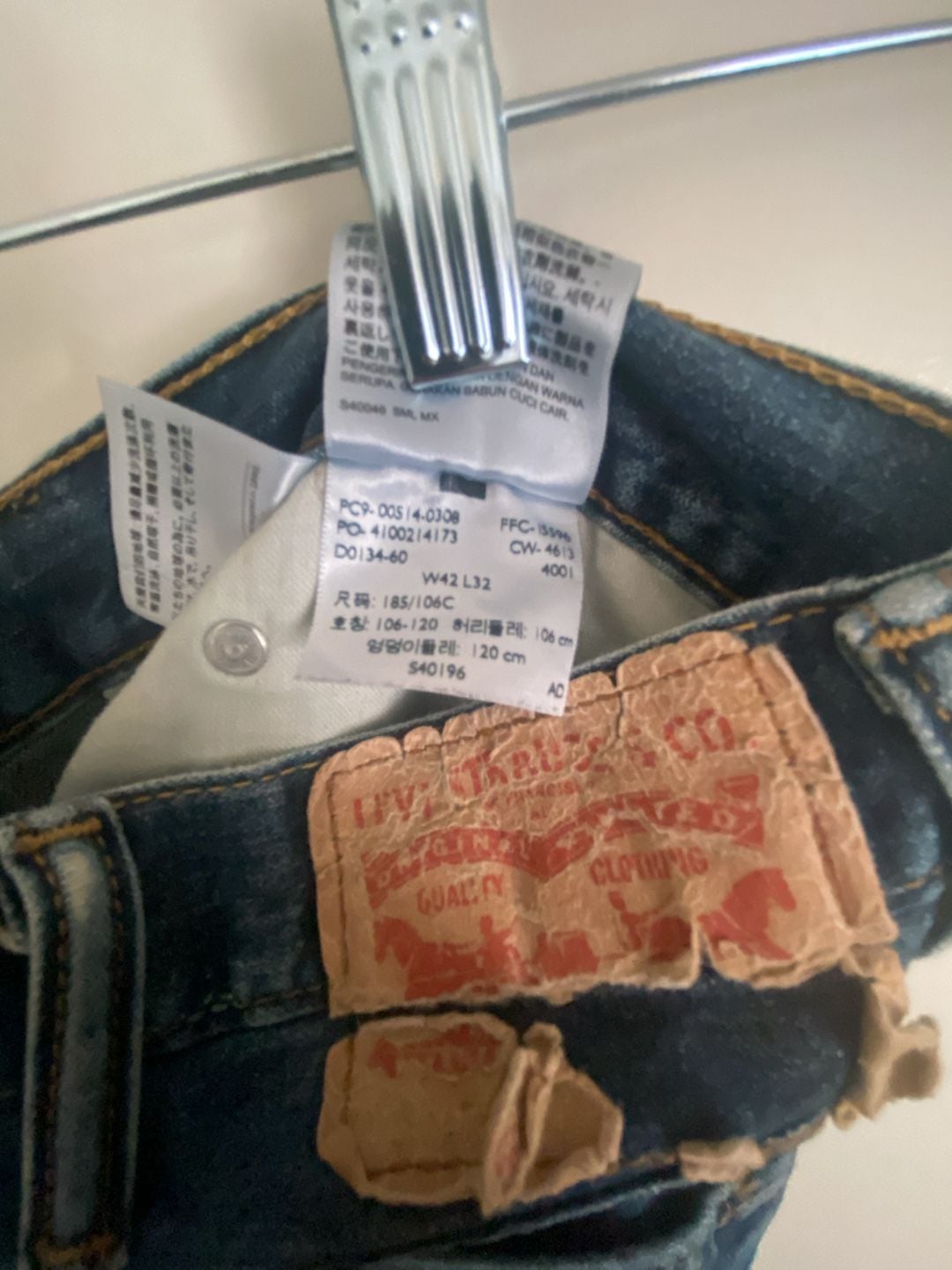 Levi's Jeans Size 42x32 Blue Distressed Denim 4