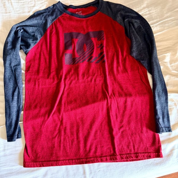 DC Long-Sleeve Raglan Graphic T-Shirt Size L Red Gray