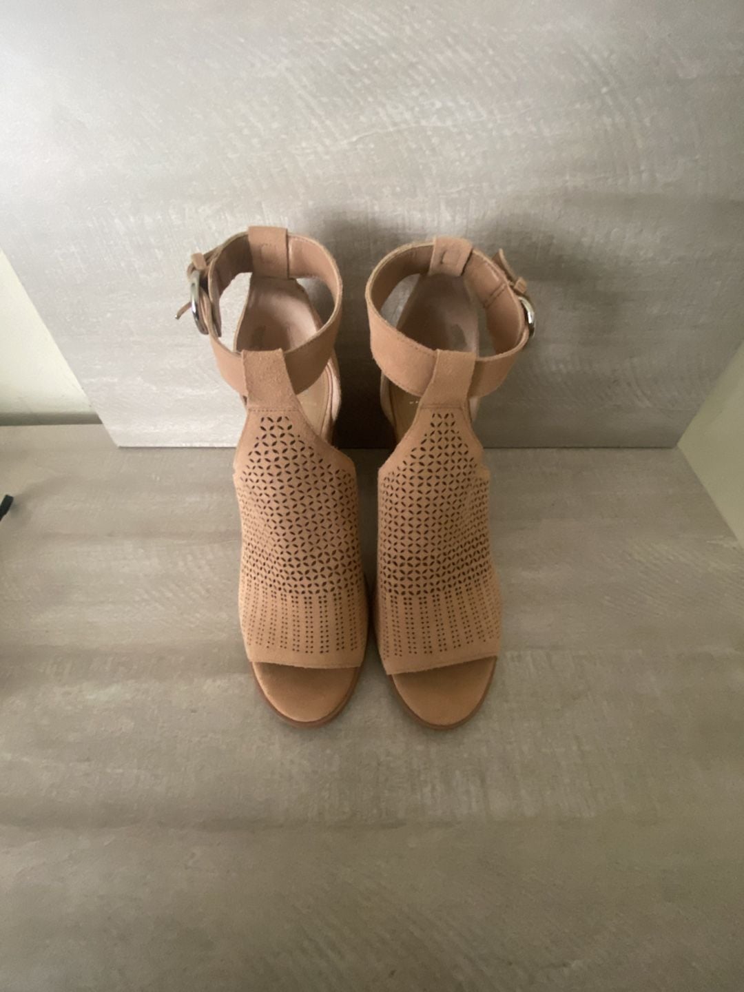 Marc Fisher LTD Vixen Cutout Suede Sandals Size 9.5M Beige Block Heel 2