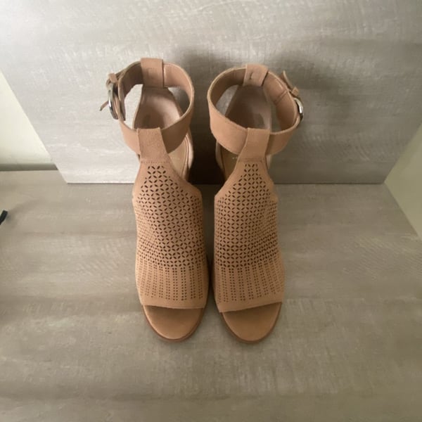 Marc Fisher LTD Vixen Cutout Suede Sandals Size 9.5M Beige Block Heel