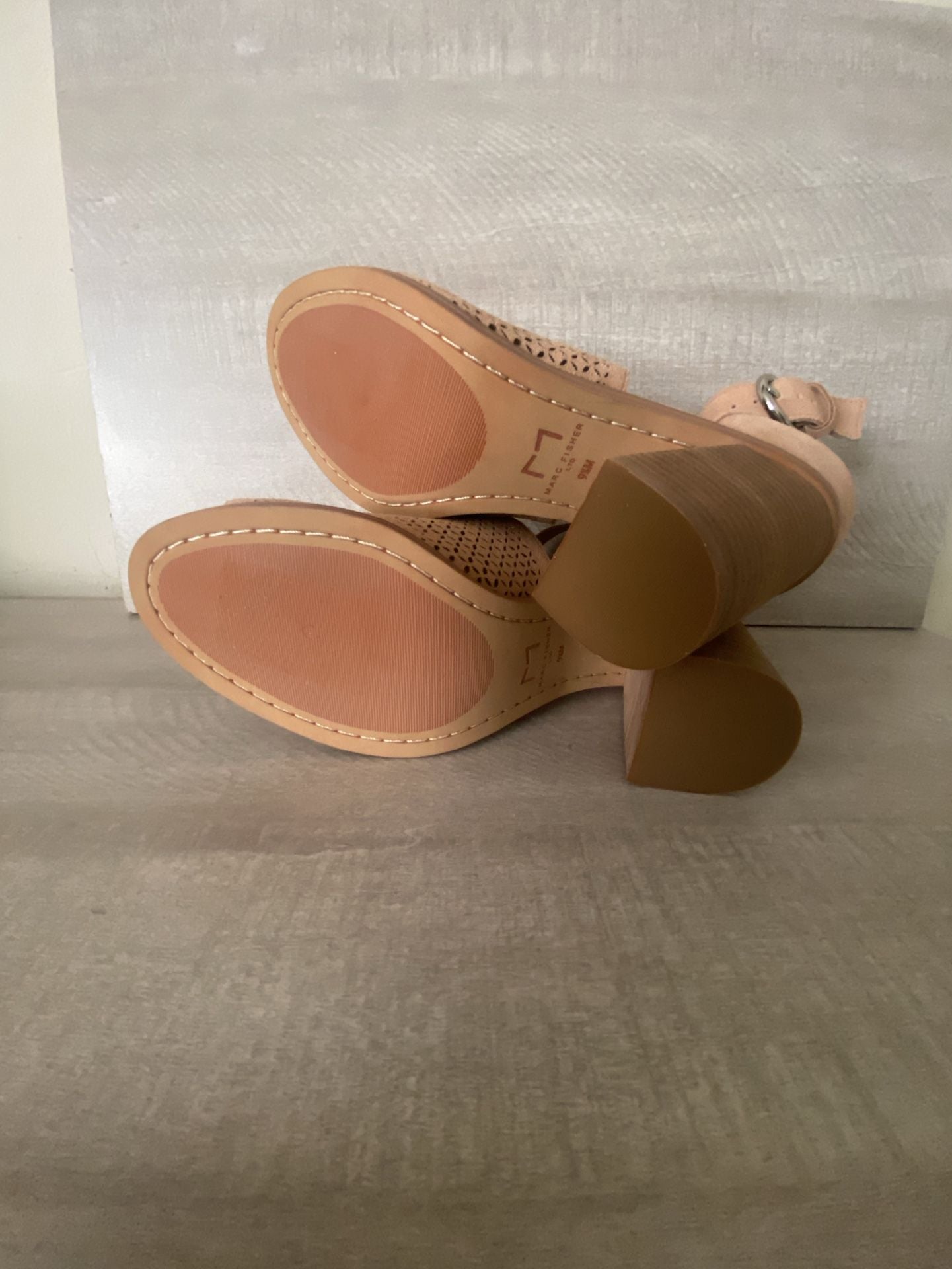 Marc Fisher LTD Vixen Cutout Suede Sandals Size 9.5M Beige Block Heel 6