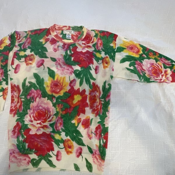 Vintage Sweater Teas Floral PrintSweater
Cottagecore
Shoulder pads
Size L