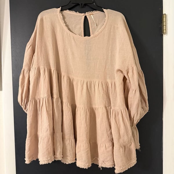Free People Tiered Tunic Blouse Size XS neutral color Balloon Sleeve Babydoll Top fall