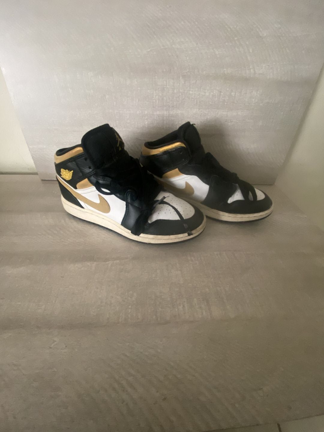Nike Air Jordan 1 Mid Size 4.5Y White Pollen Black Gold 2