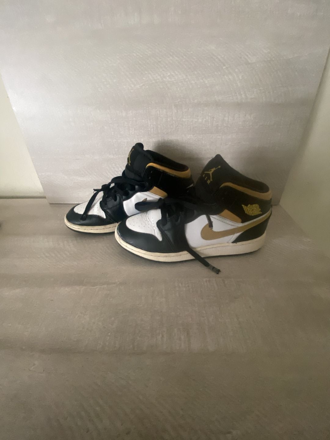 Nike Air Jordan 1 Mid Size 4.5Y White Pollen Black Gold 3