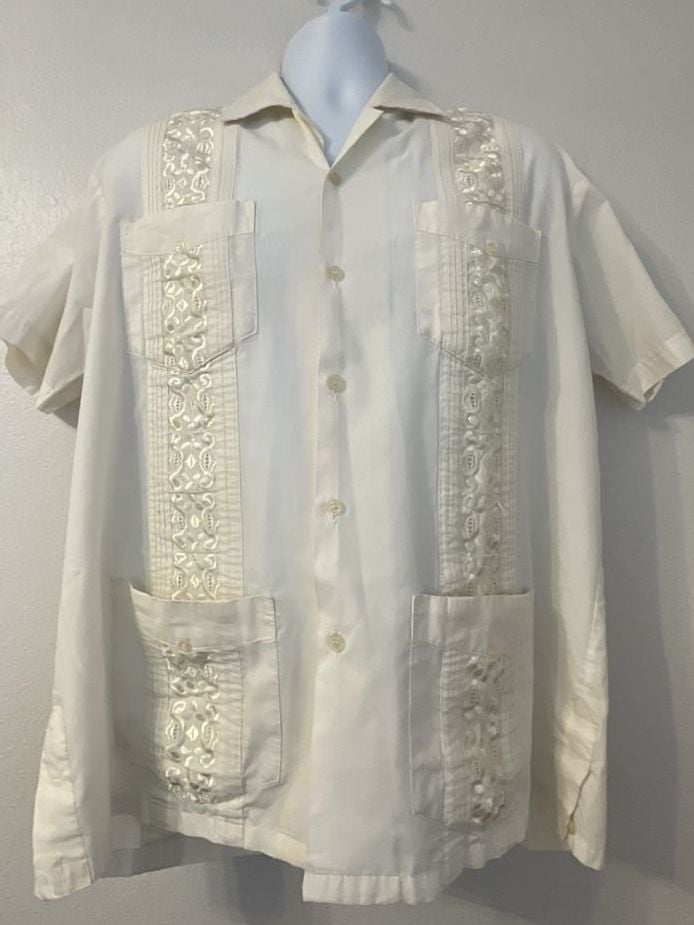Size L White Embroidered Short Sleeve Button Up
Event
Party
Wedding
Pockets 2