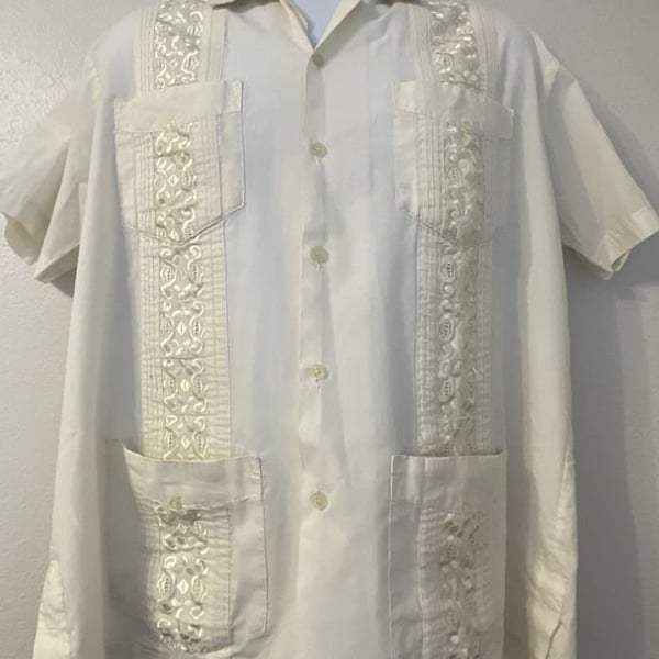 Size L White Embroidered Short Sleeve Button Up
Event
Party
Wedding
Pockets