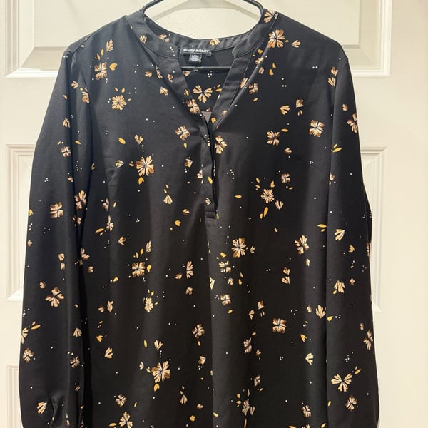 Hilary Radley Blouse Size M/M Black Floral Split V-Neck Long Sleeve (0001)