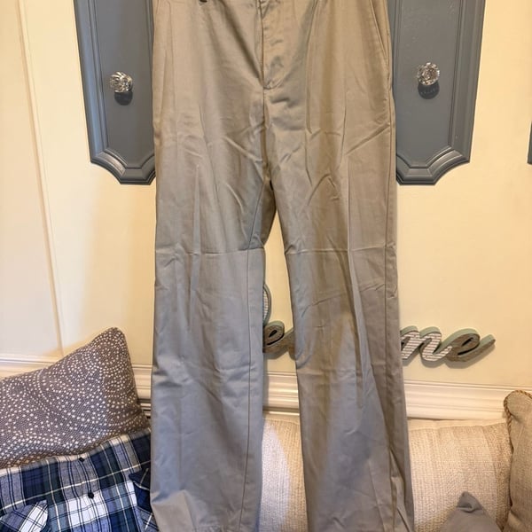 IZOD American Chino Pants W31 L32 Khaki Flat Front Casual