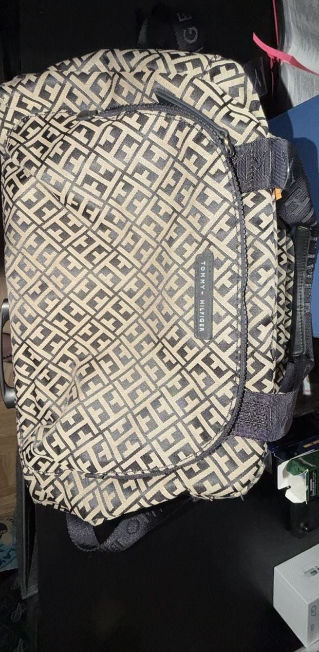 Tommy Hilfiger Monogram Weekender Duffle Bag Black Beige Signature Logo 2