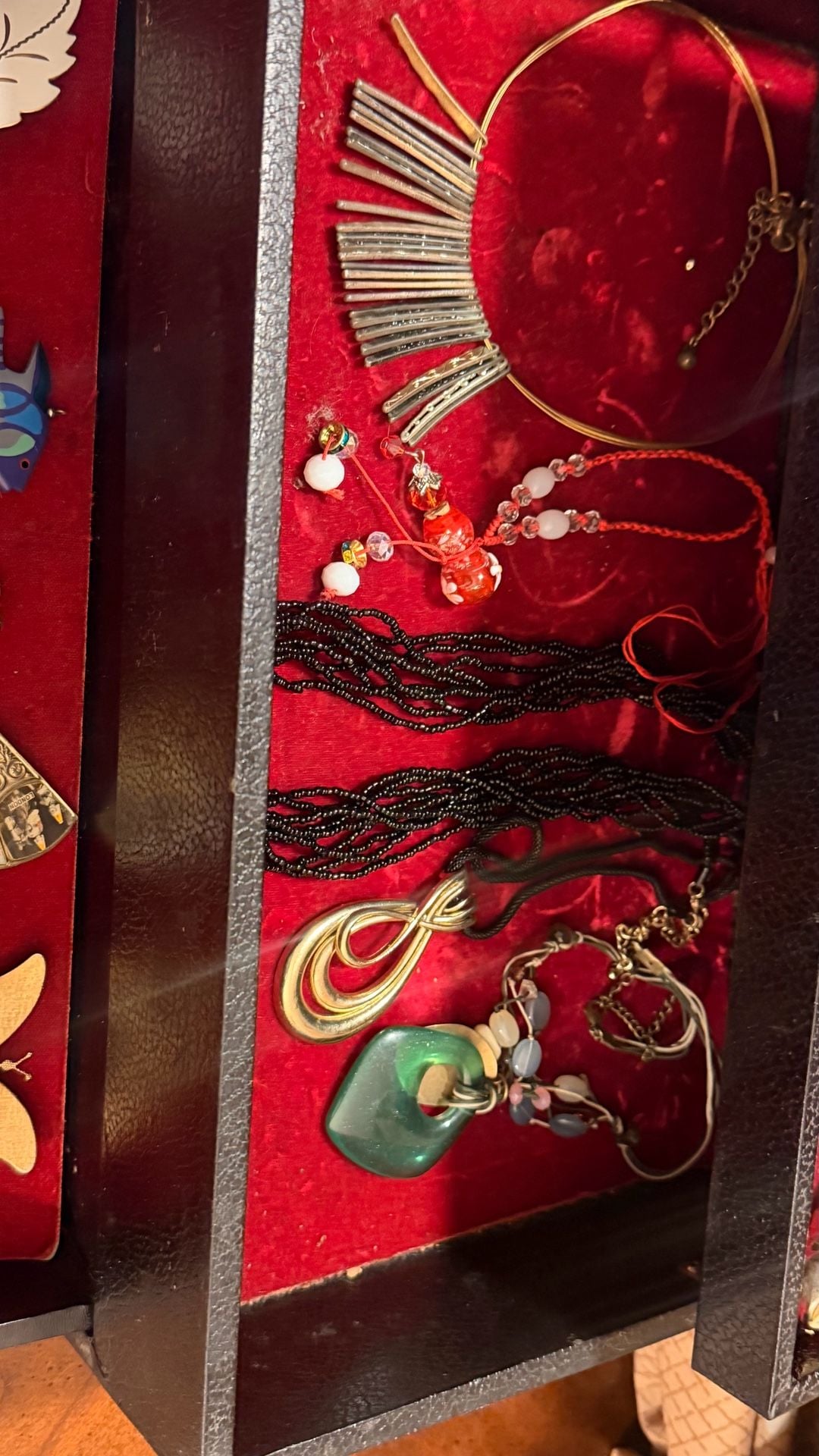 Vintage Jewelry Box Filled With Jewelry 3
