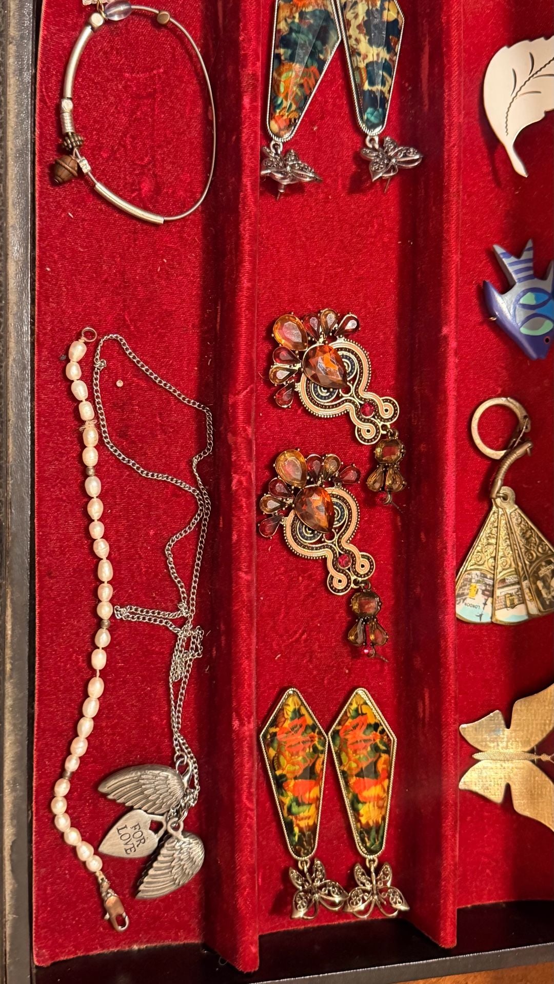 Vintage Jewelry Box Filled With Jewelry 4