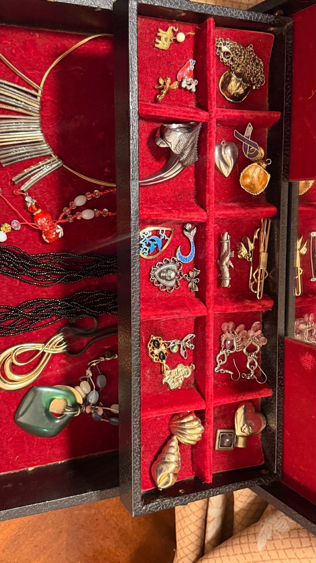 Vintage Jewelry Box Filled With Jewelry 5