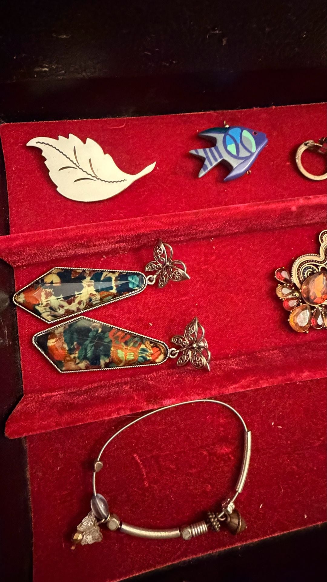 Vintage Jewelry Box Filled With Jewelry 6