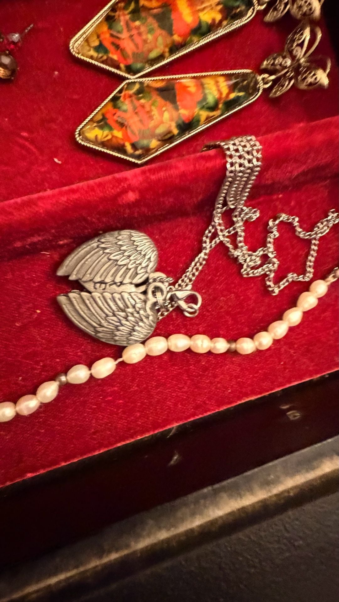 Vintage Jewelry Box Filled With Jewelry 8