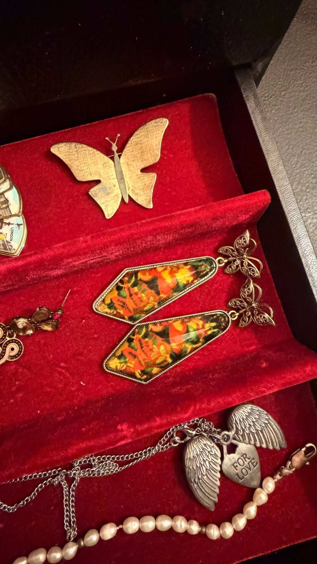 Vintage Jewelry Box Filled With Jewelry 9