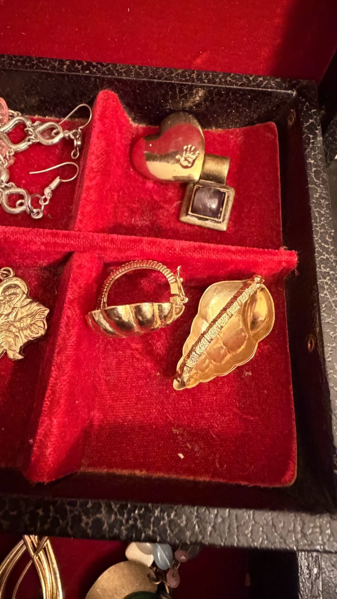Vintage Jewelry Box Filled With Jewelry 11