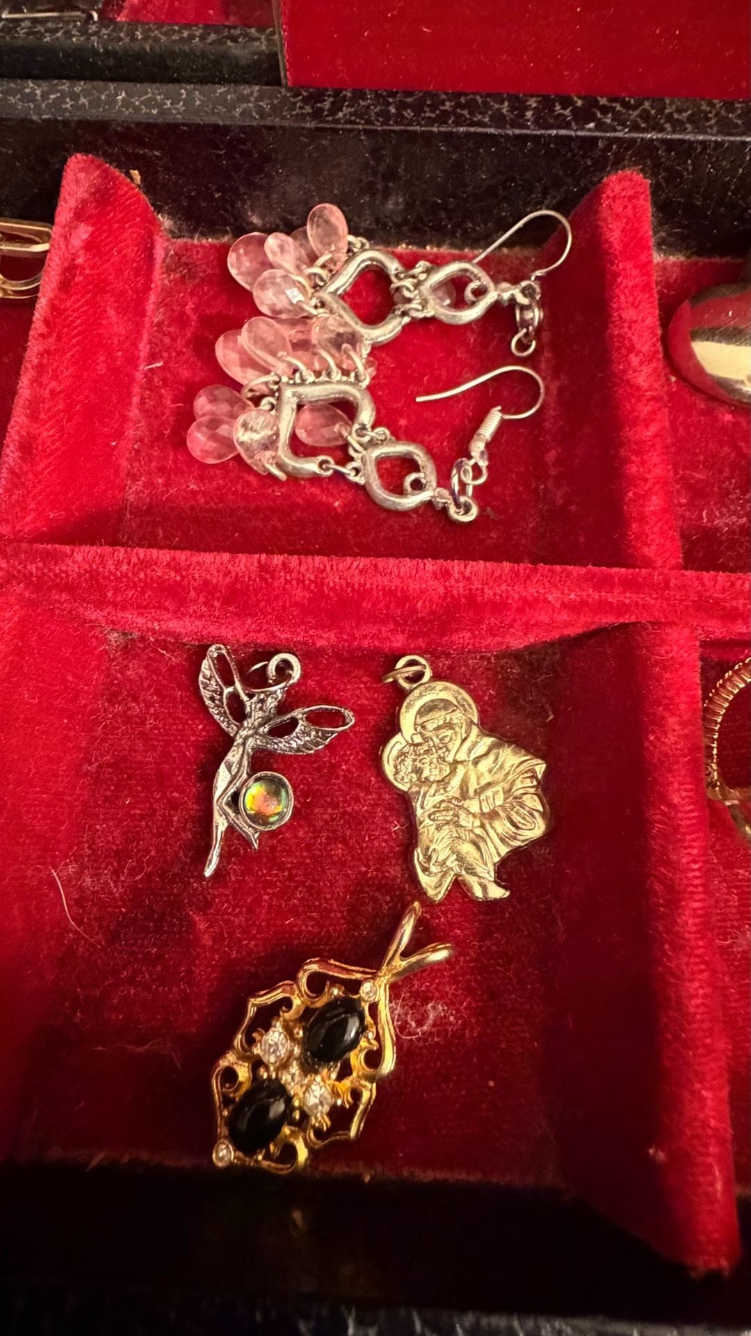 Vintage Jewelry Box Filled With Jewelry 12