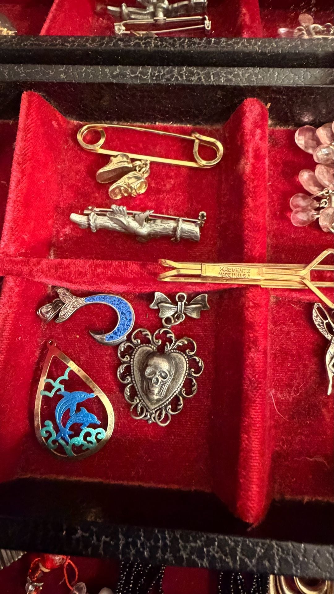 Vintage Jewelry Box Filled With Jewelry 13