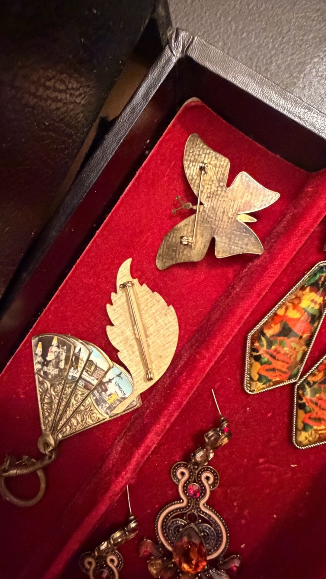 Vintage Jewelry Box Filled With Jewelry 14