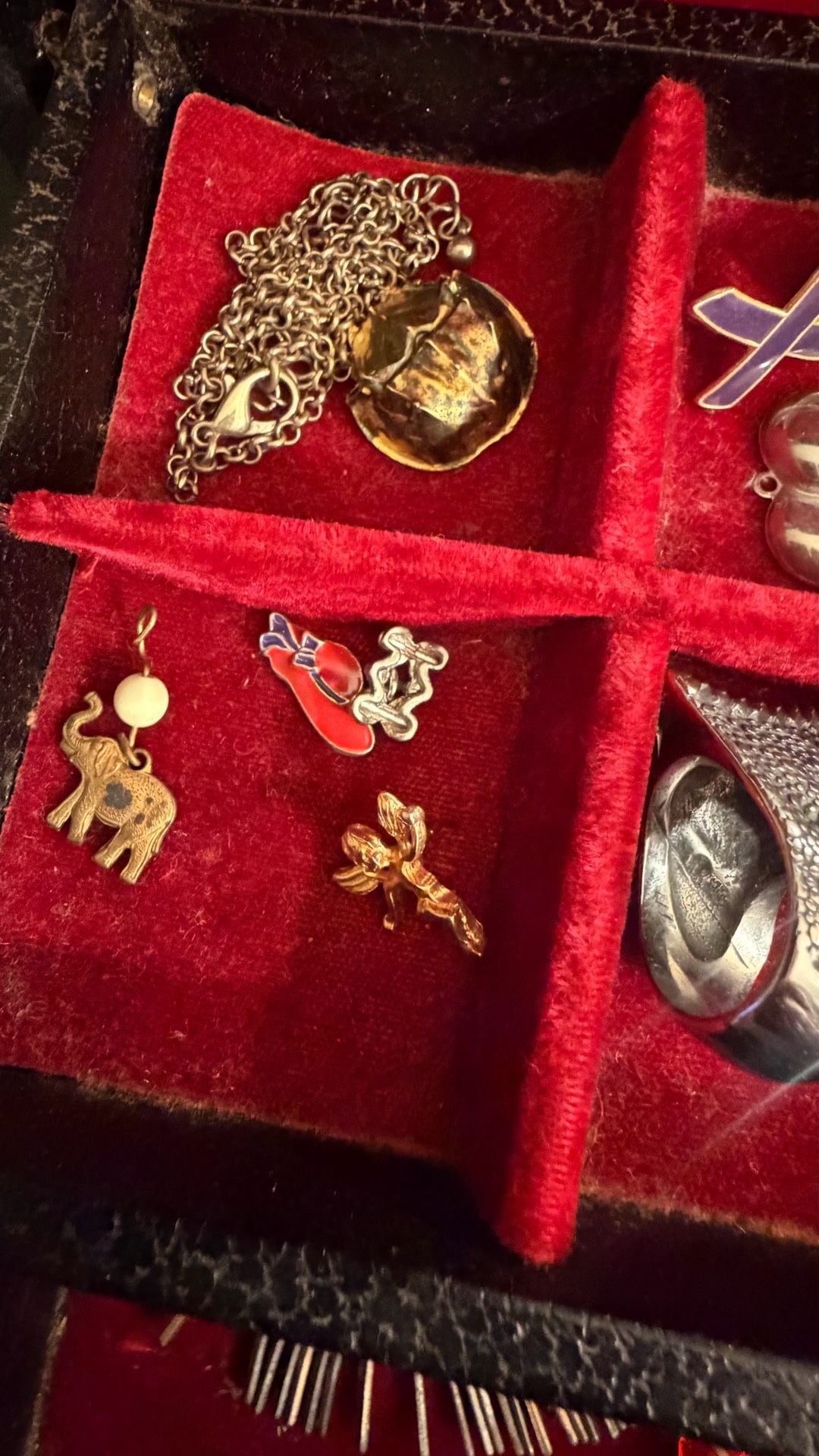 Vintage Jewelry Box Filled With Jewelry 17