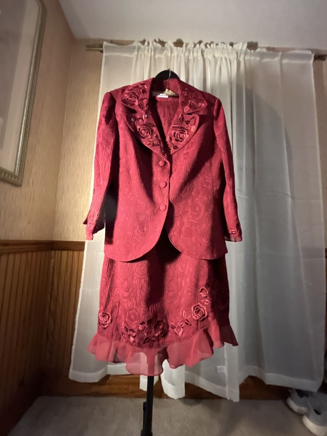 Plaza South Red Rose Embroidered Textured Suit Set 2