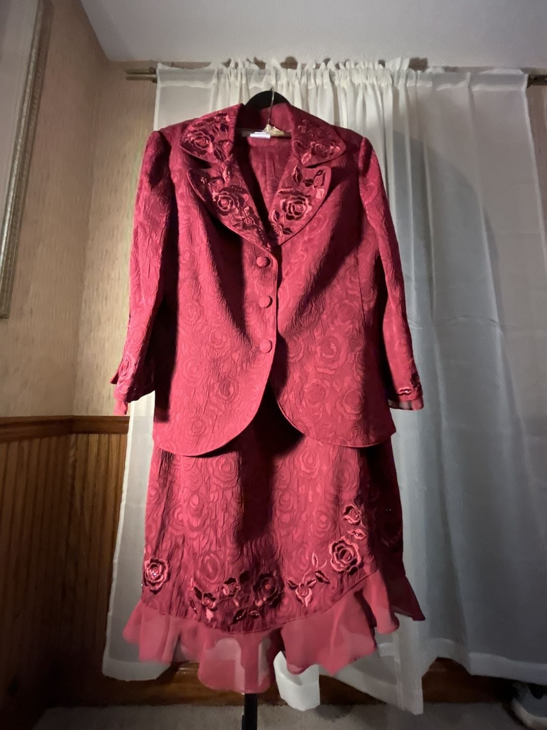 Plaza South Red Rose Embroidered Textured Suit Set 3