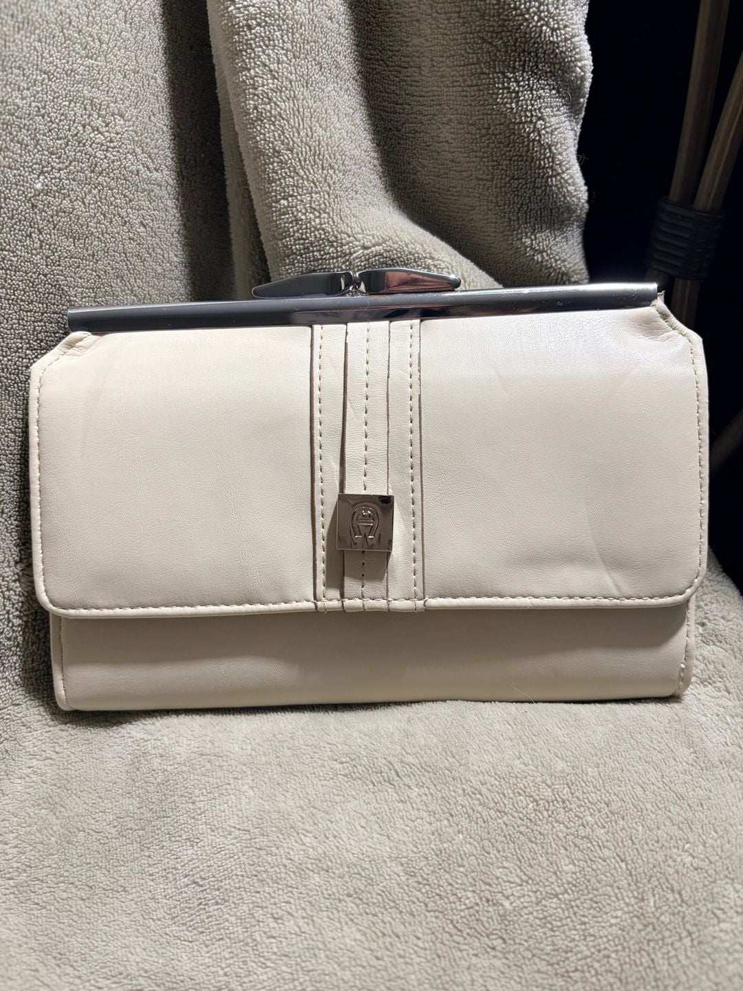 Etienne Aigner Cream Leather Kisslock Wallet 2
