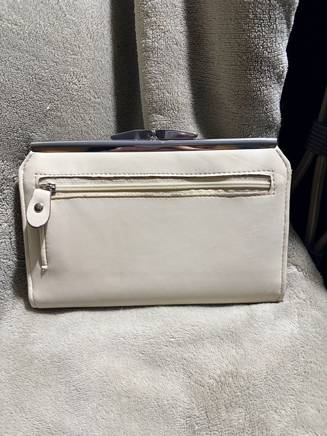 Etienne Aigner Cream Leather Kisslock Wallet 3