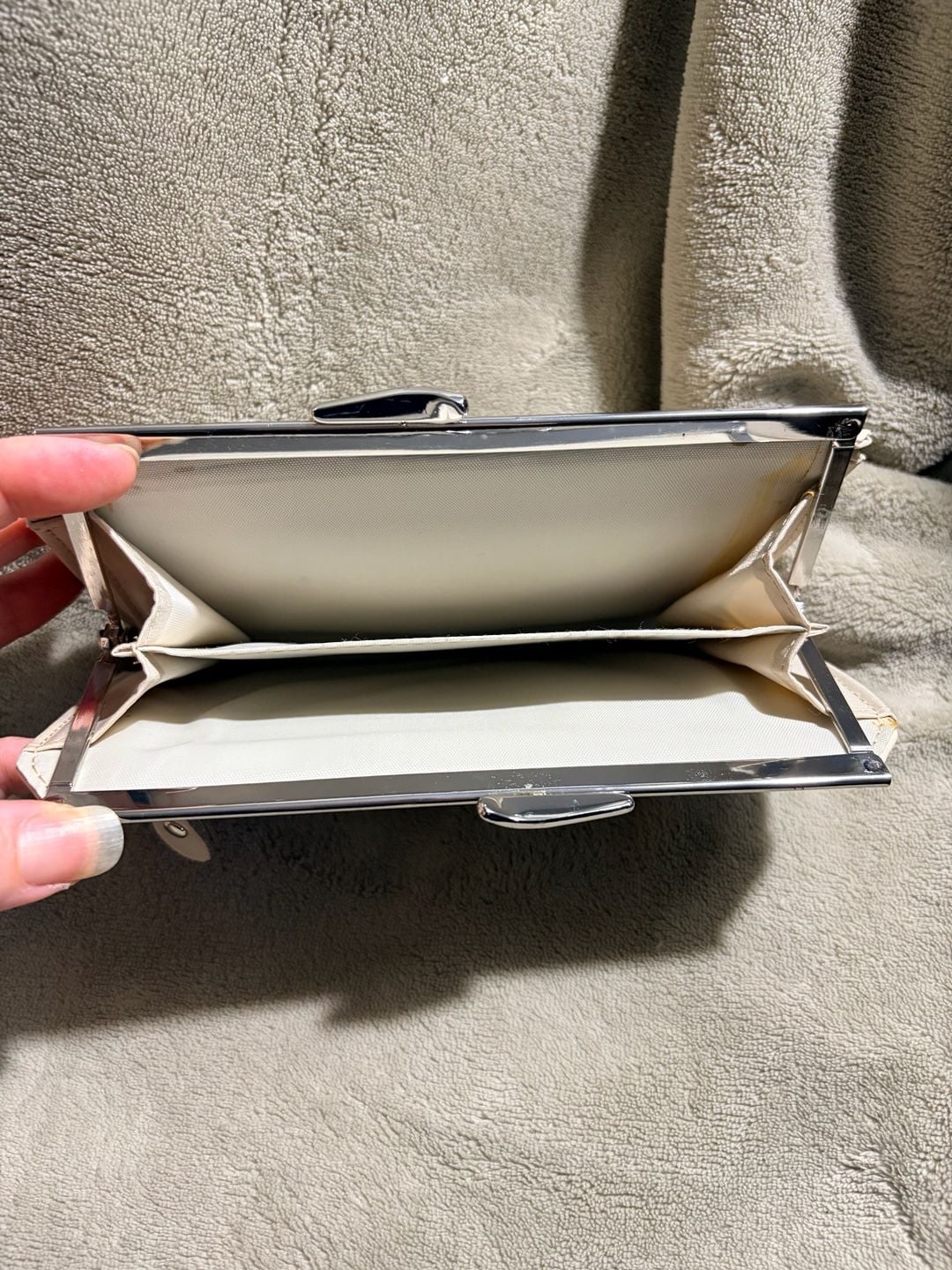Etienne Aigner Cream Leather Kisslock Wallet 6