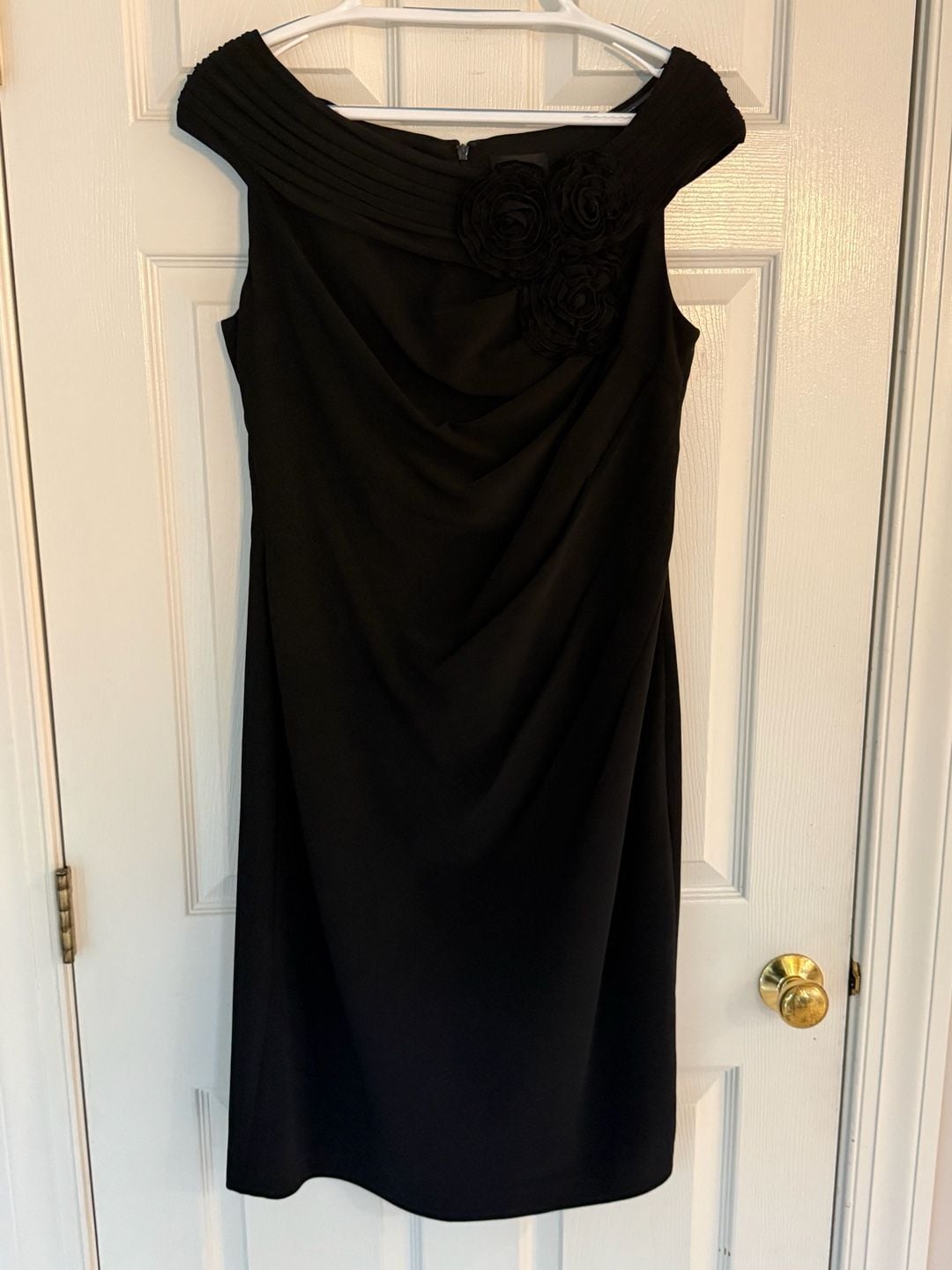 Adrianna Papell Black Off-The-Shoulder Ruched Sheath Dress with Rosette Details 11