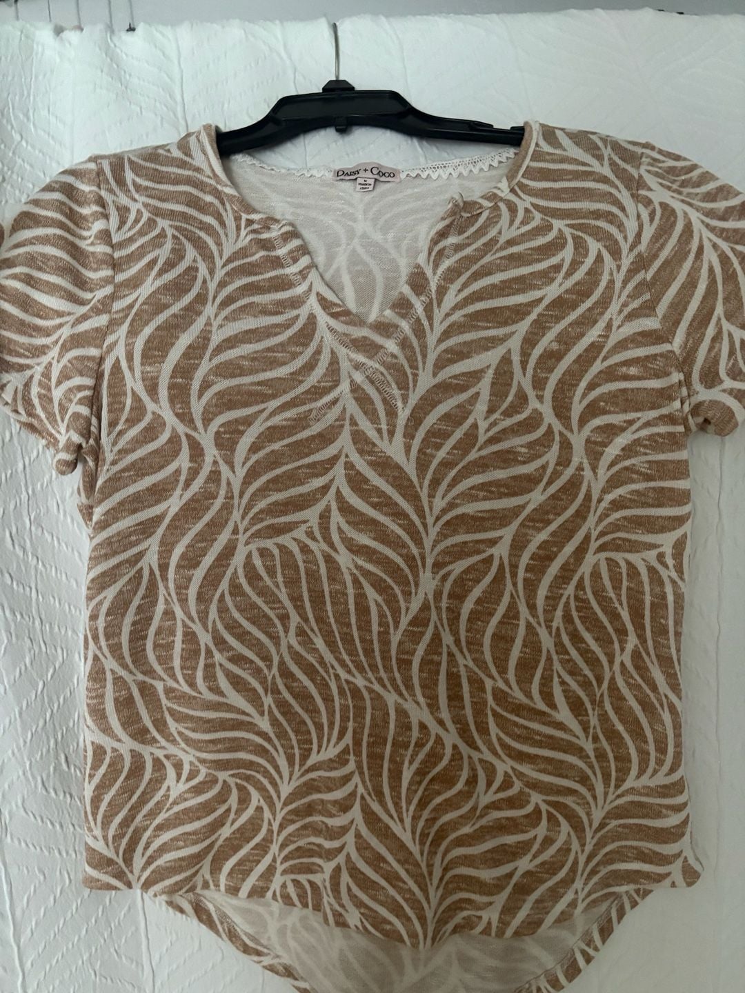 Daisy + Coco Sophie Leaf Print Split Neck Top Size M Brown White 2